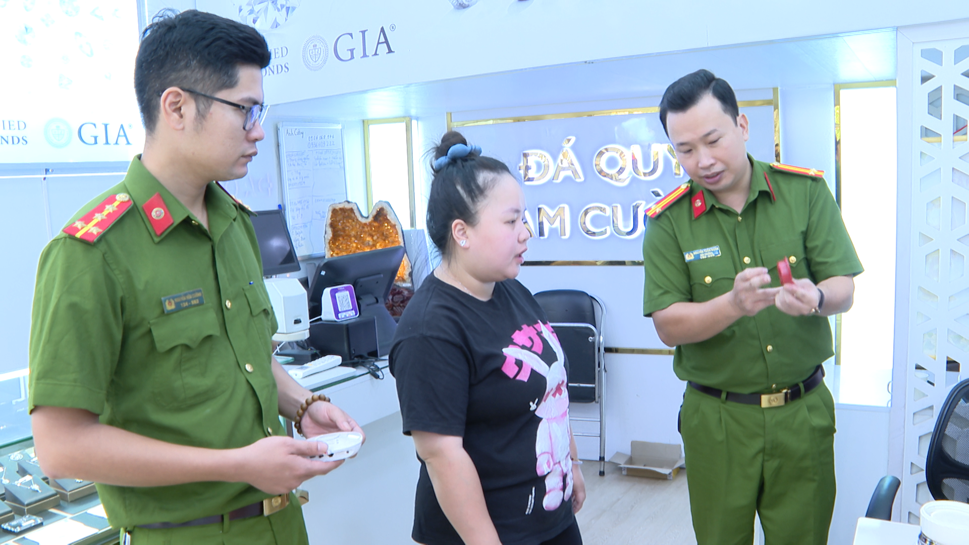 Công an phường Gia Viên: Vận động lắp đặt hệ thống cảnh báo tự động cho gần 70 ngân hàng, cơ sở kinh doanh vàng, bạc, đá quý